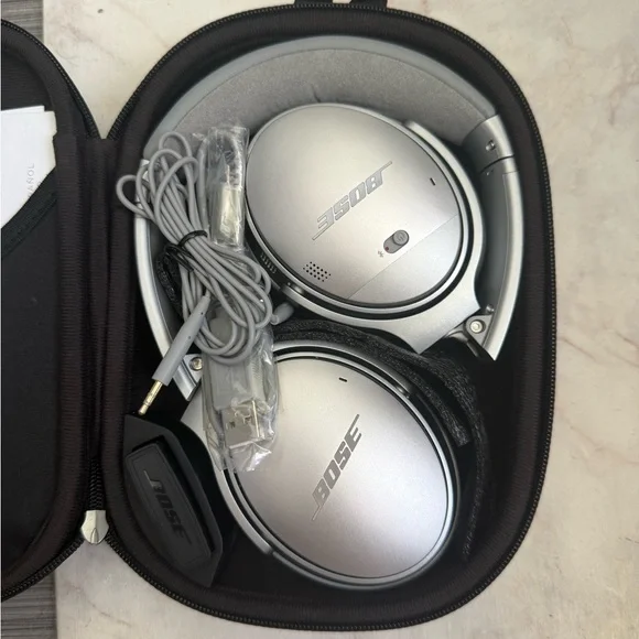 Bose Silver Over-Ear Wireless Headphones with Comfort and Style - Picture 5 of 6